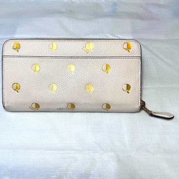 🌟Coach Zip Around Wallet pebbled cream leather
With Gold Apple Print EUC - Picture 4 of 7